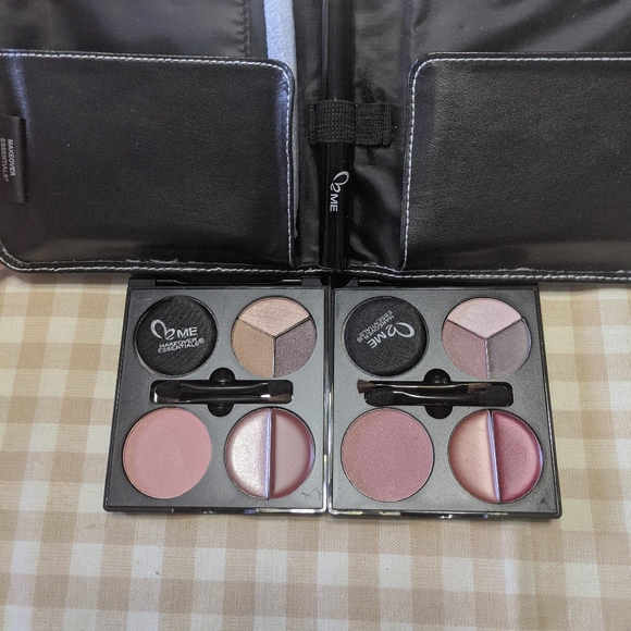 Makeover Essentials bundle - Picture 3 of 3